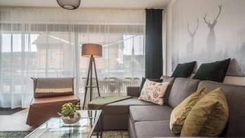 Fernseher, Tischtennisplatte, Stereoanlage