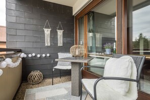 Outdoor dining - Cosy Apartment 40 with Garden View, Wi-Fi and Balcony (Schönwald)