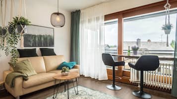 Televisor, taula de tennis de taula i estèreo