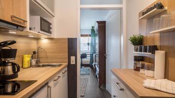 Kühlschrank, Mikrowelle, Herdplatte, Geschirrspüler