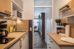 Fridge, microwave, stovetop, dishwasher - Cosy Apartment 40 with Garden View, Wi-Fi and Balcony (Schönwald)