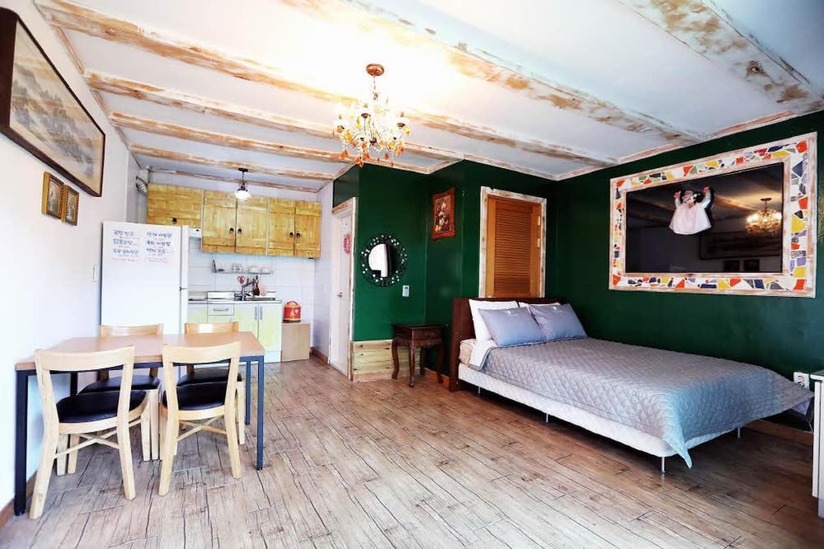 Basic Room, 1 Bedroom (Catseye(withpet)) | 1 bedroom, WiFi (free)