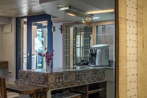 Basic Room, 1 Bedroom (1cheng yeoune) - Geoje Badatga, Aesop Ajeossine jip (Geoje)