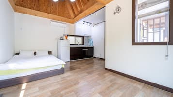 Basic Room, 1 Bedroom (blackwhite 1ho) | 1 bedroom, free WiFi