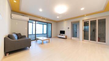 Basic Room, 1 Bedroom (301ho) | 1 bedroom, free WiFi