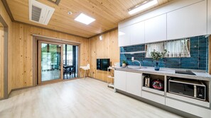 Basic Room, 1 Bedroom (102) | 1 bedroom, free WiFi