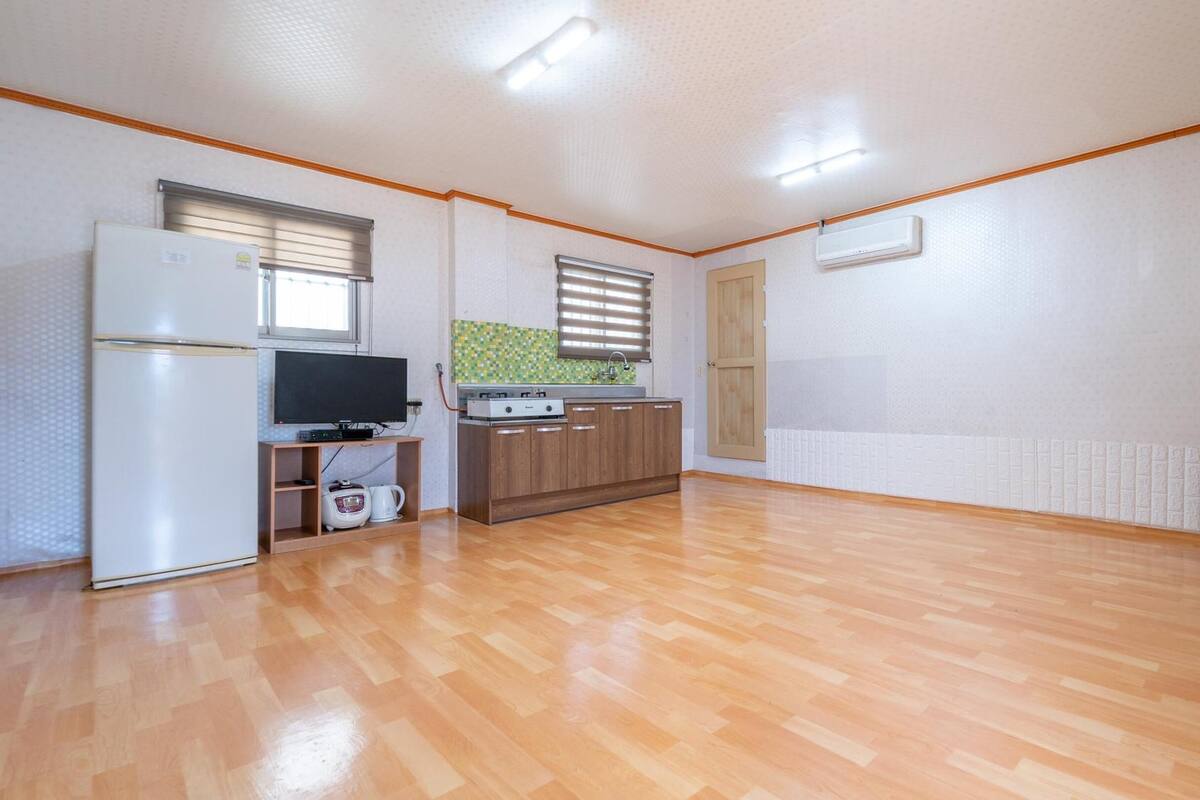 Eine kleine Küche mit Kühlschrank, Herd und Spüle.