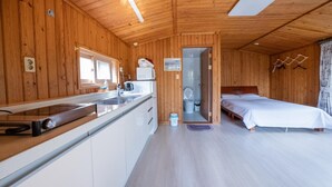 Room - Seogwipo Baelritongnamubilriji Pension (Seogwipo)