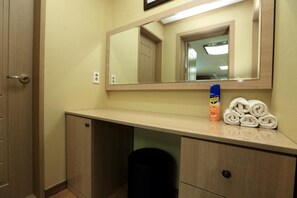 Basic Room, 1 Bedroom (Paemilri SeutyudioA) | 1 bedroom, free WiFi - Jeju Ophirhouse Pension (Seogwipo)