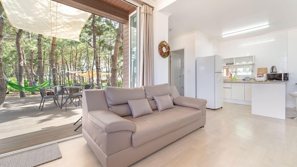 Basic Room, 1 Bedroom (Sarang) - Goseong Omaju Pension (Goseong)