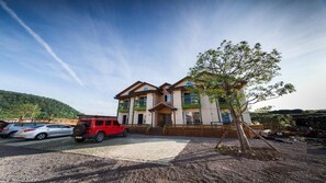 Exterior - Jeju Ppalkanpungcha Pension (Jeju City)