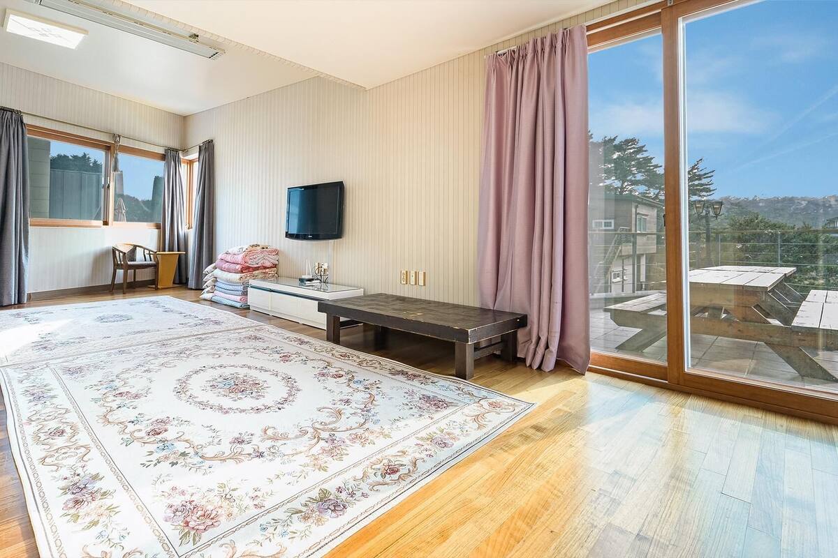 Basic Room, 2 Bedrooms (castle) | 1 bilik tidur, Wi-fi percuma 