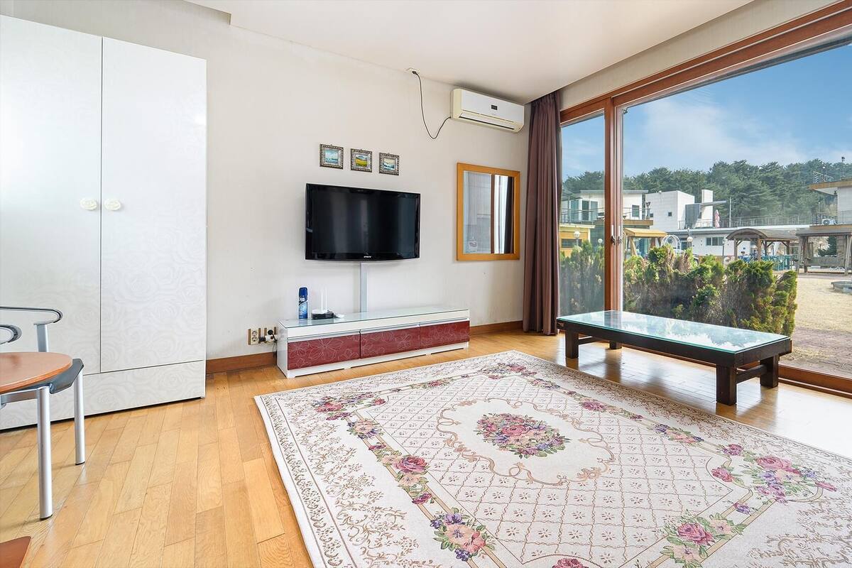 Basic Room, 1 Bedroom (provence102) | 1 bedroom, free WiFi