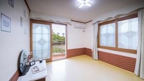 A room with a large window, a desk with a computer, and a ceiling light. - Seogwipo Jejuhae-anhyuyang Pension (Seogwipo)