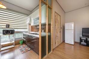 Une cuisine moderne équipée d’un four à micro-ondes, d’un évier et d’un réfrigérateur.