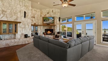 Smart-TV, Kamin, Netflix, Hulu