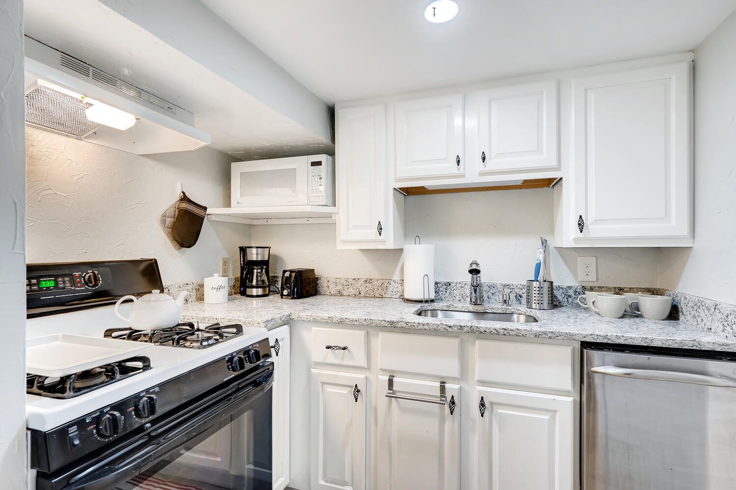 冷蔵庫、電子レンジ、オーブン、コンロ