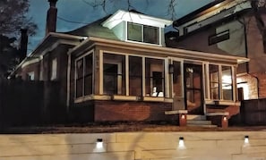 Exterior detail - Cherry Creek North - Walkable! Discount cleaning fee!!! Basement level apartment (Denver)