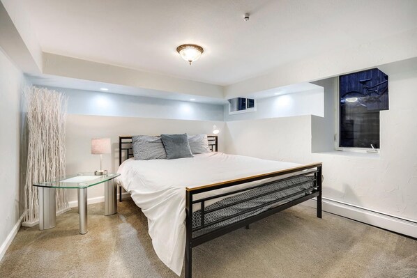 2 bedrooms, in-room safe, iron/ironing board, free WiFi