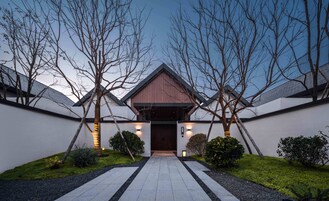 Presidential Villa | Premium bedding, down comforters, pillowtop beds, minibar