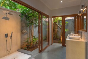 Bathtub, hair dryer, towels, soap - Villa Sean - Private Beachfront Villa In Lovina (Bali)