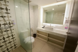 Bathroom - Royal Regantris Cendana (Surabaya)