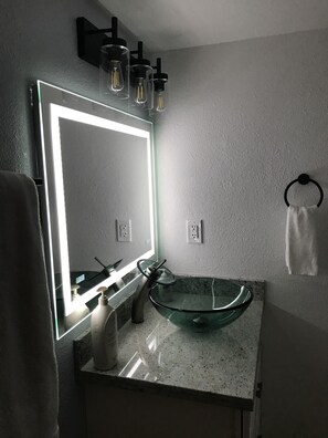 Ducha, secador de pelo y papel higiénico