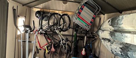 Une pièce équipée d’un baby-foot, de vélos et d’un porte-vélos.