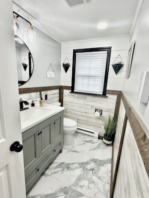 Combined shower/bathtub, hair dryer, towels, soap - Cape Cod Sunscape. Orleans (Orleans)