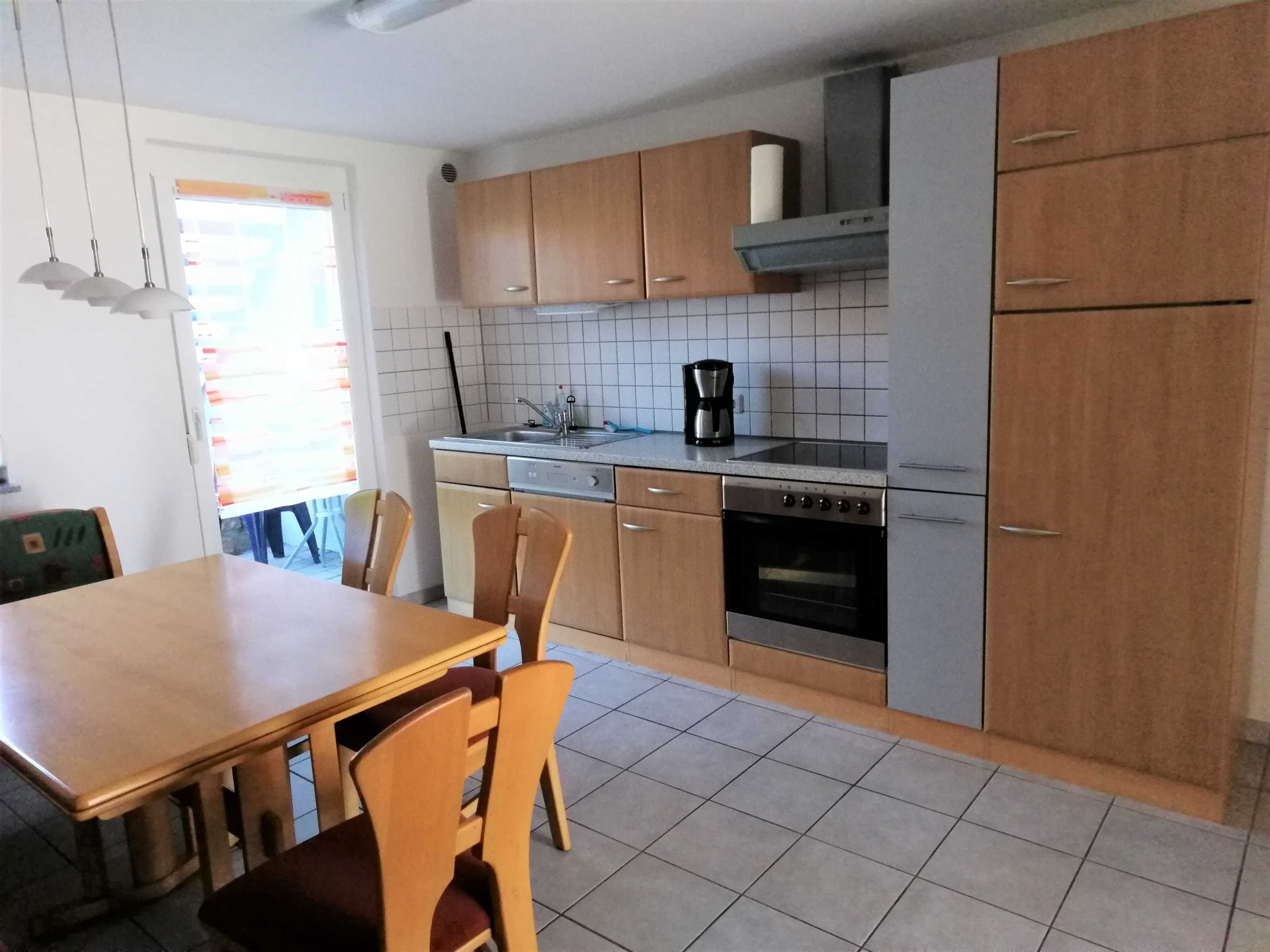 Kühlschrank, Ofen, Geschirrspüler, Wasserkocher mit Kaffee-/Teezubehör