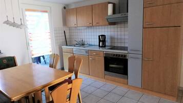 Kühlschrank, Ofen, Geschirrspüler, Wasserkocher mit Kaffee-/Teezubehör