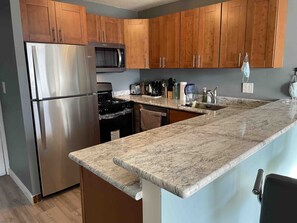 Jääkaappi, mikroaaltouuni, uuni, astianpesukone