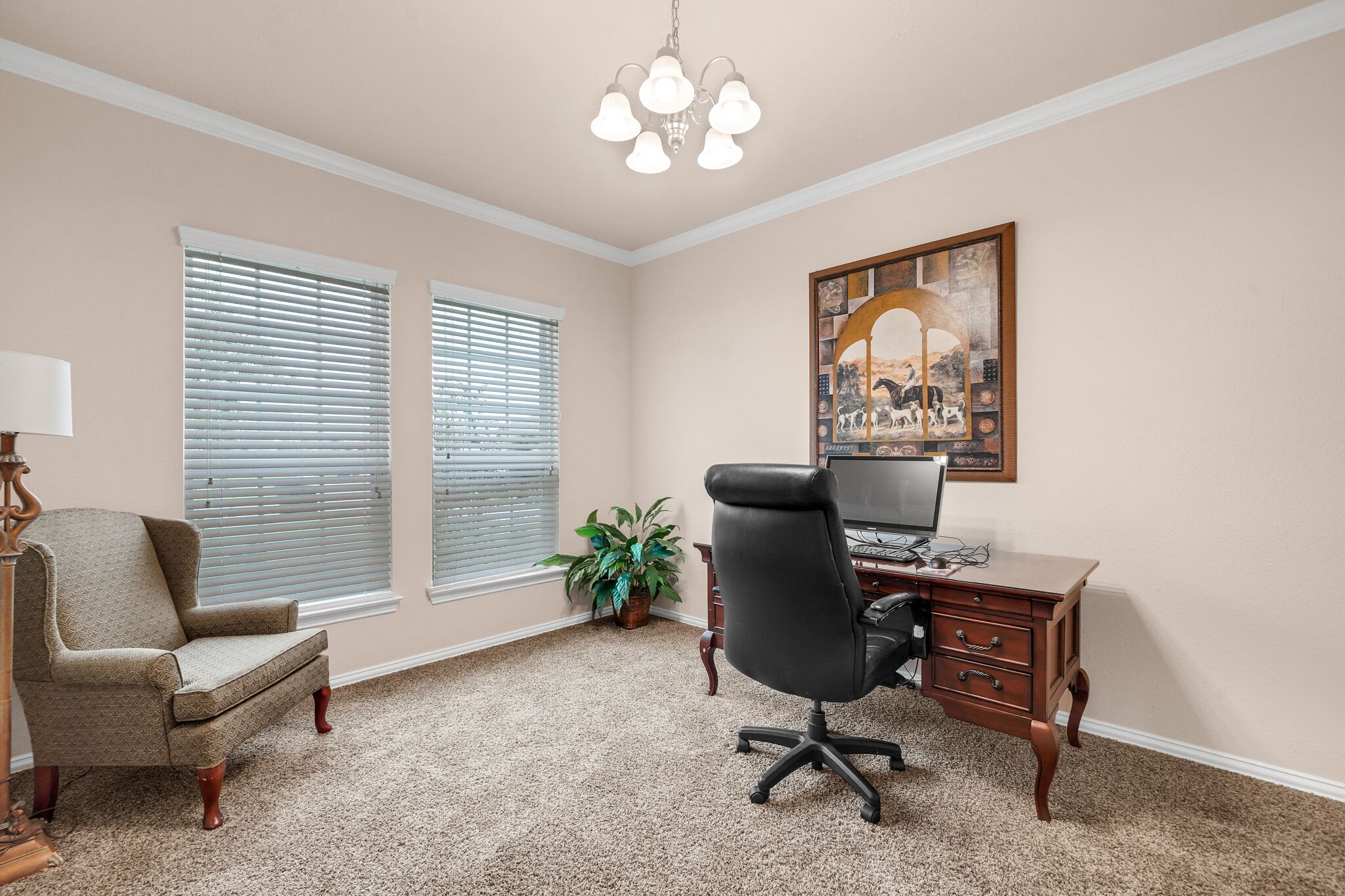 Large 4 bedroom 2.5 bathroom King Suite, 3 queens, 2 sofa beds, 2 air mattress 