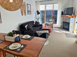 Smart-TV, Kamin, Bücher, Stereoanlage