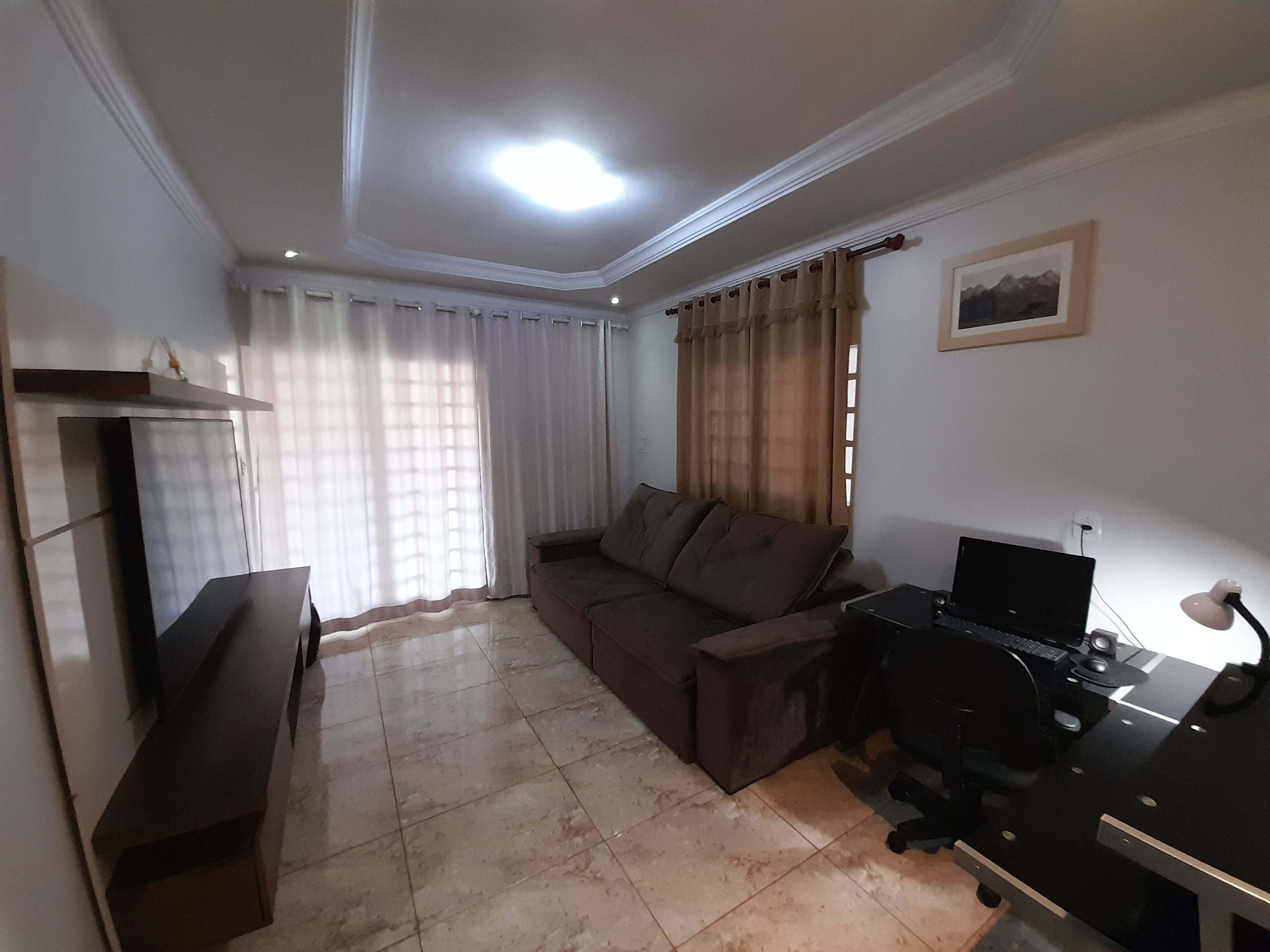 Smart TV, livros, videoteca, aparelho de som