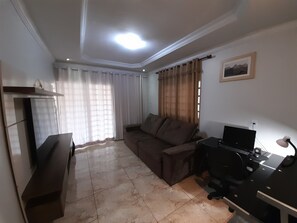 Smart-tv, böcker, ett filmbibliotek och en stereo