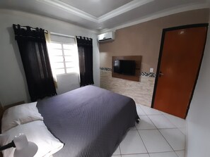 4 bedrooms, desk, iron/ironing board, free WiFi - Exclusive Pool (Planaltina)