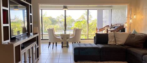 Smart TV, libros, oficina, impresora