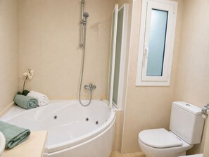 Combined shower/tub