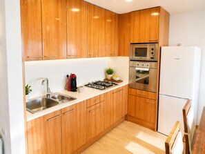 Fridge, microwave, oven, stovetop - Ground Floor apartamento (Sitges)