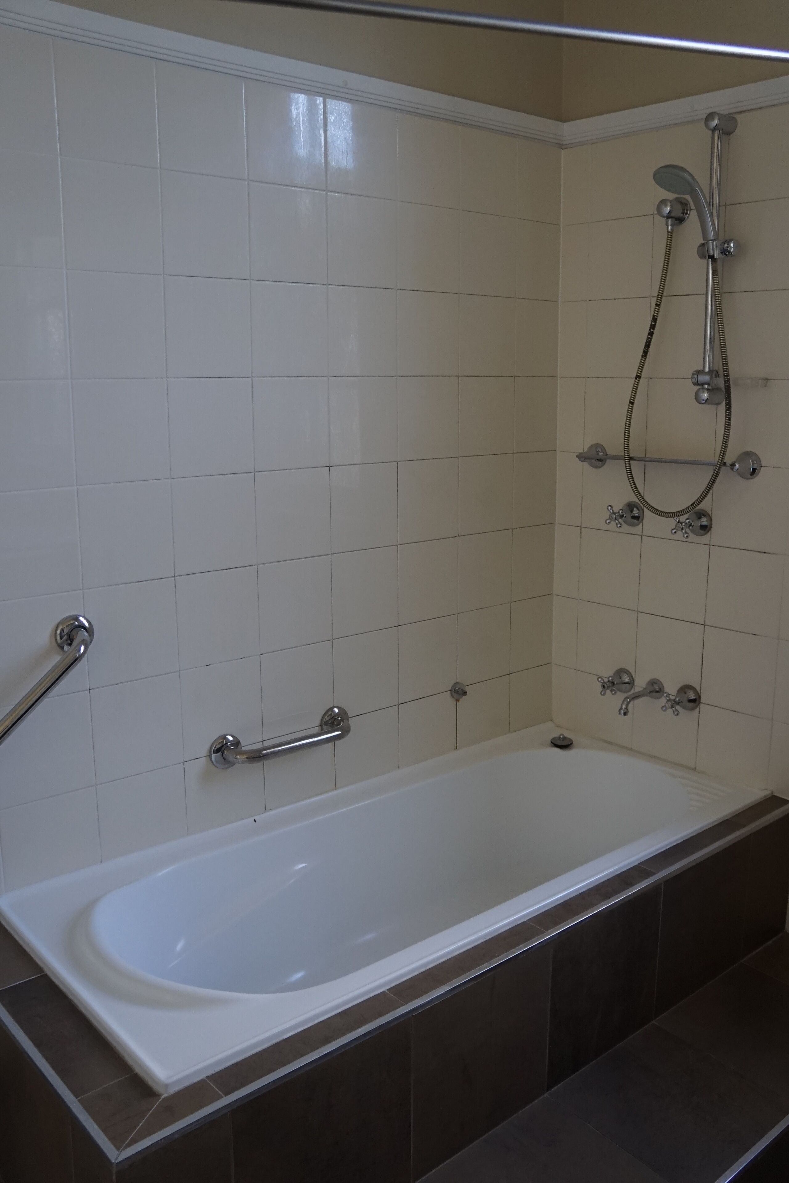 Suihkun ja ammeen yhdistelmä, ilmaiset hygieniatuotteet, pyyhkeet