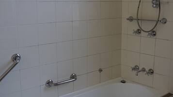 Combined shower/bathtub, free toiletries, towels