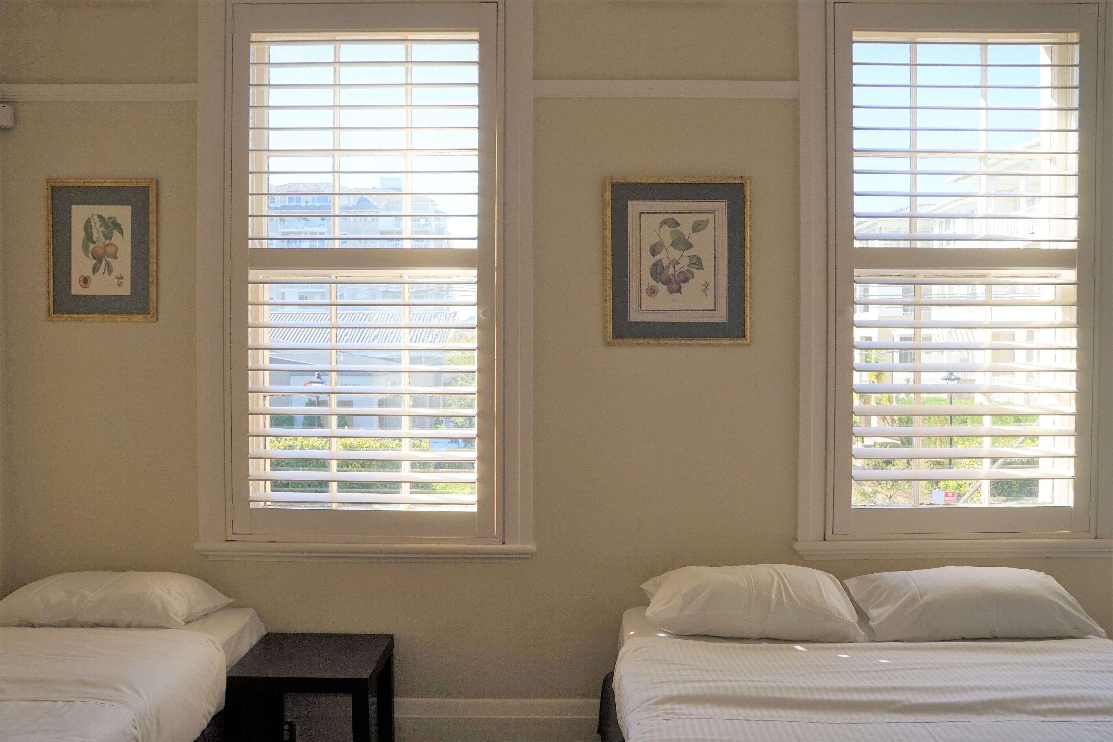 Traditional Triple Room with Shared Bathroom | Desk, bed sheets