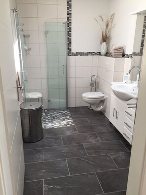 Shower, hair dryer, towels, soap - Moni's chicken farm Pure nature Outdoor pool for shared use (Nettetal)