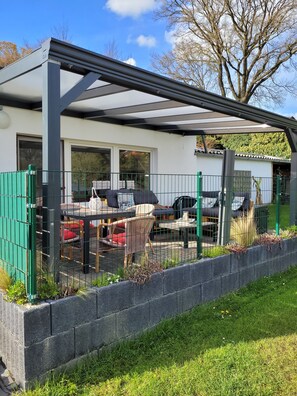 Outdoor dining - Moni's chicken farm Pure nature Outdoor pool for shared use (Nettetal)