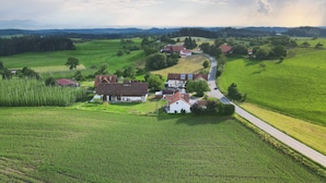 A rural landscape with a winding road, green fields, and scattered houses. - Ferienhof Metzler 1 Zi. Appartement Apfel (Bodnegg)