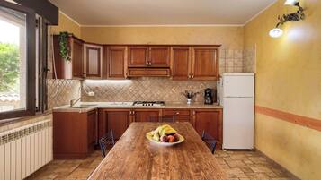 Refrigerador, parrilla de estufa, cafetera y tetera y tostadora