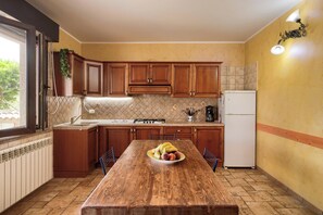 Kylskåp, spishäll, kaffe- och tebryggare och brödrost