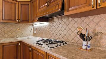 Kylskåp, spishäll, kaffe- och tebryggare och brödrost