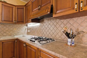 Kylskåp, spishäll, kaffe- och tebryggare och brödrost